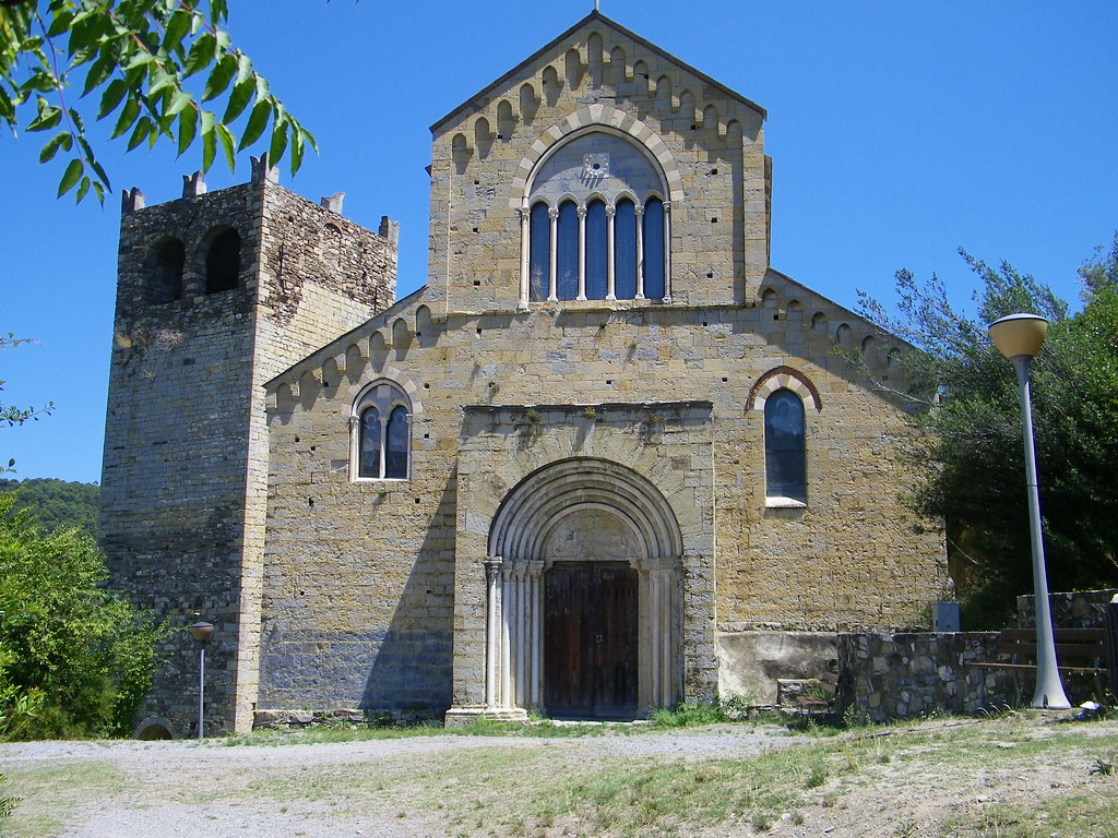 La chiesa dei Santi Giacomo e Filippo è un luogo di culto cattolico situato nella borgata di Castello